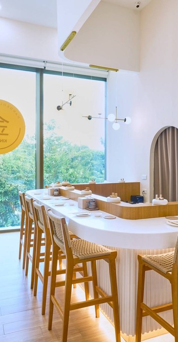 ชวนสัมผัสประสบการณ์การกินซูชิรูปแบบใหม่ที่ KIN ROLL ร้าน Handroll Bar ต้นฉบับ ที่นำเอาแนวคิด Edo style ดั้งเดิมของญี่ปุ่นมาผสมผสานกับความทันสมัยแบบ Fusion ได้อย่างลงตัว