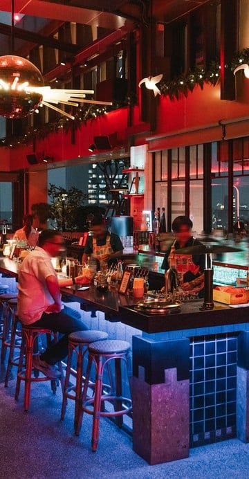 ชวนเพิ่มดีกรีความร้อนแรงให้กับค่ำคืนในกรุงเทพฯ กันที่ Bar.Yard เปิดตัวโฉมใหม่ด้วยคอนเซปต์ที่เพิ่มความสนุกและสีสันในทุกมิติ บนพื้นที่รูฟท็อปชั้น 40 ของ Kimpton Maa-Lai Bangkok