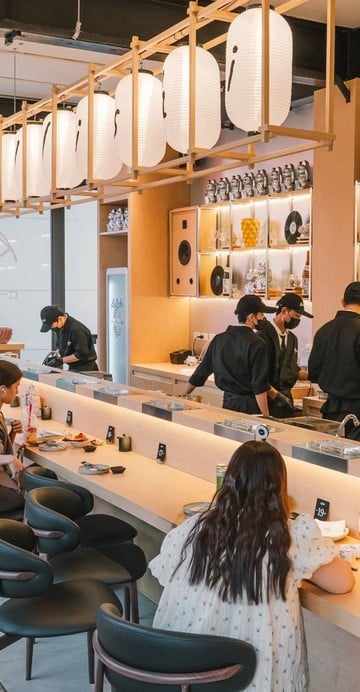 ใครว่างบน้อยจะกินแฮนด์โรลไม่ได้! ชวนมาที่ Rollishi Sushi & Rolls ร้านซูชิแอนด์โรลสไตล์ญี่ปุ่นที่มาในคอนเซปต์วัตถุดิบพรีเมียม ในราคาสบายกระเป๋า เริ่มต้นแค่ 19 บาทเท่านั้น