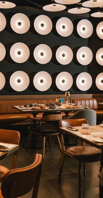 ทันทีที่ขึ้นมาบนชั้น 2 ของโรงแรม voco Bangkok Surawong ก็จะได้กลิ่นหอมอบอวลของกลิ่นรมควันที่ลอยมาทักทาย DECKLES Smokehouse