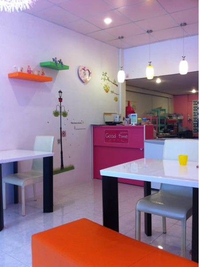 ร้านไอศครีมและอาหารทานเล่นๆ ตกแต่งสบายตา หลังร้านติดแม่น้ำบางนรา