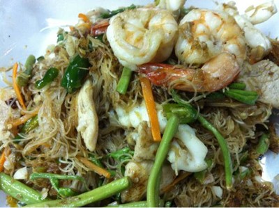 เส้นหมี่ผัดผักกระเฉดกุ้ง