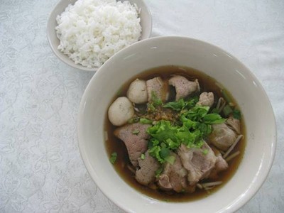 เกาเหลาเนื้อพร้อมข้าวสวยร้้อนๆ 