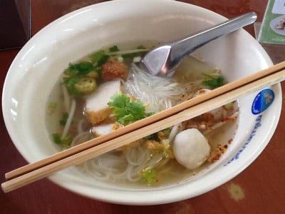 ก๋วยเตี๋ยวลูกชิ้นปลานายเงี๊ยบ (Nai-Ngieb Noodle in Fish Ball Soup) ศาลายา ก๋วยเตี๋ยวลูกชิ้นปลานายเงี๊ยบ (Nai-Ngieb Noodle in Fish Ball Soup) ศาลายา