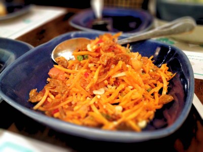 ส้มตำแครอท อร่อยด้วยกุ้งแห้งกรอบโรยหน้า