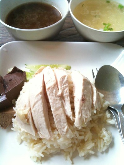 จัดเต็มข้าวมันไก่เพิ่มน้ำขาหมู
