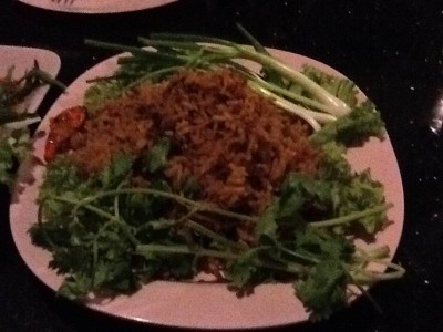 แหนมซี่โครงหมูทอด ซี่โครงจะอยู่ข้างล่างโรยด้วยข้าวทอด