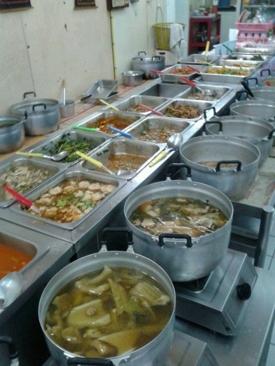 กับข้าวเรียงรายมีให้เลือก