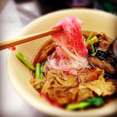 ก๋วยเตี๋ยวเย็นตาโฟ แม้กระทั่งเป็นเจ ก็อร่อยไม่เบา ชามละ 45 บาท