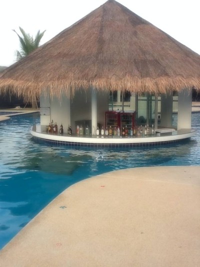 The pool bar .      บาร์กลางน้ำ เหมาะสำหรับ คนชอบดื่ม 