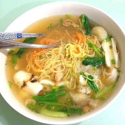 ก๋วยเตี๋ยวกระดูกหมู ป้ายเหลือง