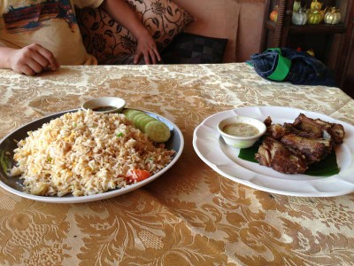 ข้าวผัดกุ้งและซี่โครงร่อน