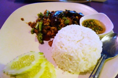 ข้าวราดกระเพราไข่เยี่ยวม้า