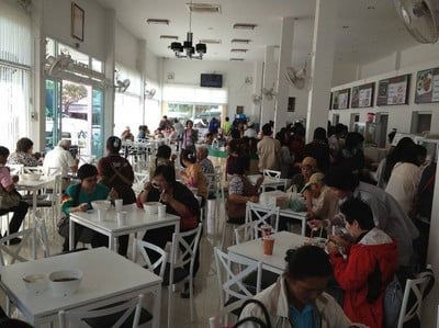 ที่นั่งสะดวกสะบาย อาหารสะอาด ราคาตั้งแต่ 30 - 40 บาท ในบรรยากาศห้องแอร์เย็นสบาย
