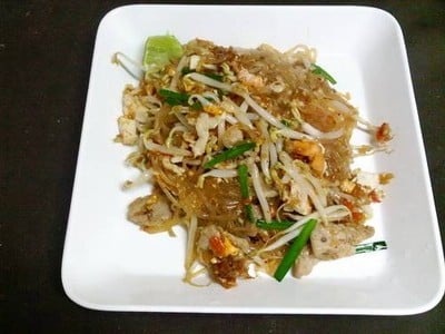 ผัดไทที่ร้านนี้เป็นสูตรของทางร้านเอง เต็มคำด้วยเครื่องต่างๆ