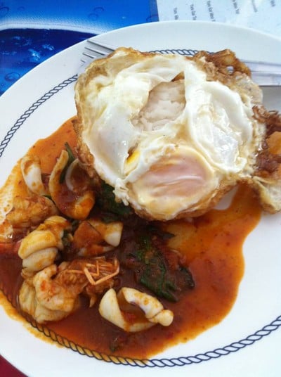 ข้าวราดกุ้งพริกแกงไข่ดาว