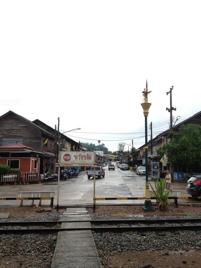 ตลาดนาโพธิ์ยามเช้า ในอำเภอสวี หน้าสถานีรถไฟสวี