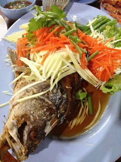ปลากระพงทอดราดน้ำปลา