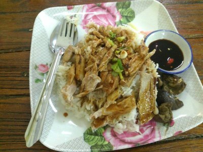 ข้าวหน้าเป็ดพิเศษ มีน้ำซุปแถมด้วยแต่ลืมถ่าย -_-"
