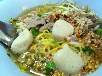 ก๋วยเตี๋ยวลูกชิ้นน้ำใส เจ้าเก่าชลบุรี ถนนเพชรบุรี ก๋วยเตี๋ยวลูกชิ้นน้ำใส เจ้าเก่าชลบุรี ถนนเพชรบุรี