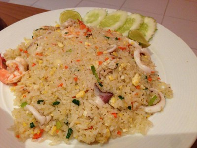 ข้าวผัดทะเล ชั่วโมงนึงกว่าจะได้กิน -___-"
