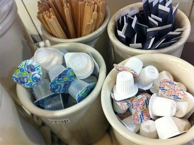 กระป๋องนมกับน้ำเชื่อมขนาดเล็กจะมีลายท่ีฝาเกือบทุกร้าน