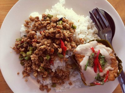 ข้าวราดกะเพราหมูสับ + ห่อหมก