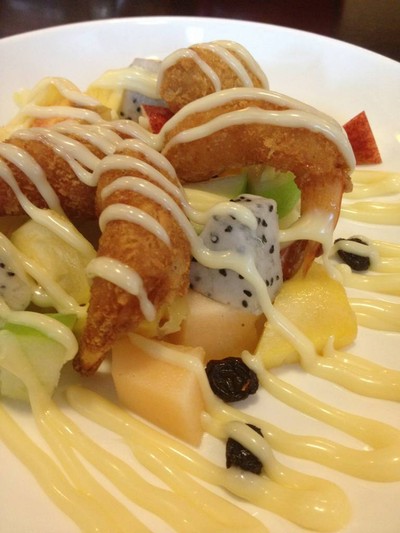 สลัดผลไม้กุ้งทอด