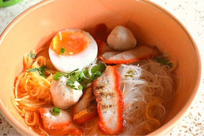 ก๋วยเตี๋ยวไข่ต้มยำ สูตรคุณยาย (Kuaitiao Khai Tom Yam Khun Yai) ก๋วยเตี๋ยวไข่ต้มยำ สูตรคุณยาย (Kuaitiao Khai Tom Yam Khun Yai)