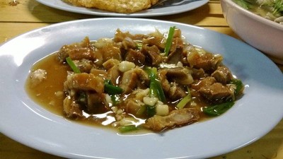 หมูกรอบผัดน้ำมันหอย รสชาดกลมกล่อม 