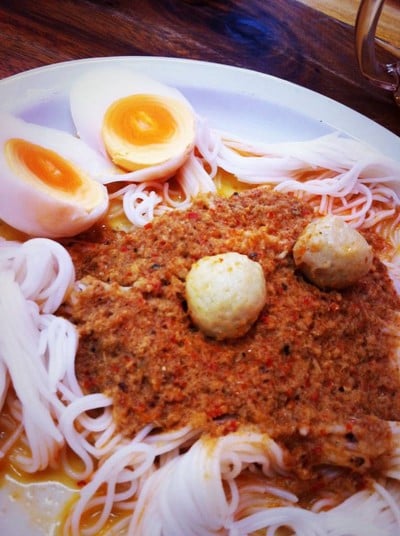 ขนมจีนน้ำยากะทิ ตกแต่งด้วยไข่ยางมะตูม