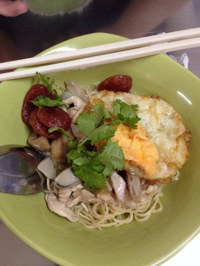 บะหมี่ราดหน้าราชวงศ์ บวกไข่ดาว 5 บาท