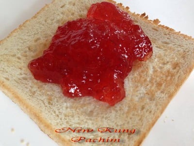 ขนมปังแยมสตอเบอรี่