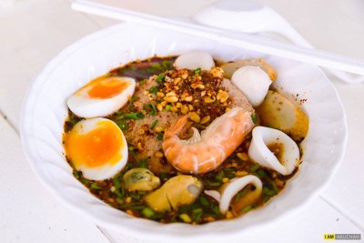 ก๋วยเตี๋ยวต้มยำทรงเครื่อง ครับ ราคา 65 บาท เพิ่มไข่อีก 10 บาทยางมะตูมเยิ้มๆครับ
