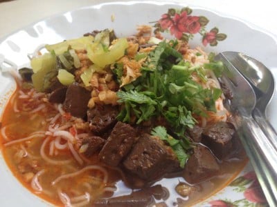 ขนมจีนป้าไร (เจ้าเก่าหลังวัดดอกเอื้อง)