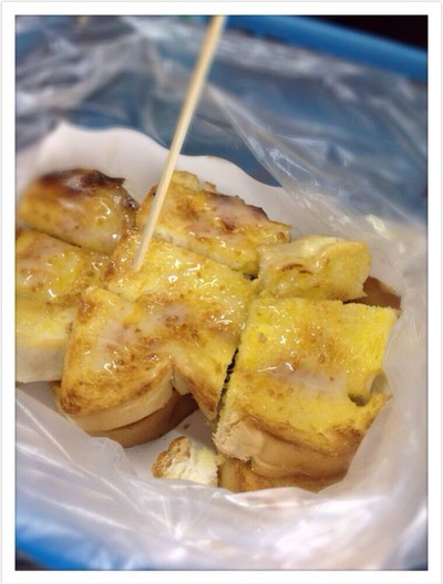 ขนมปังแผ่นหนา ทาเนยทั้งสองด้าน หอม อร่อยมาก