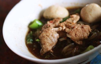 น้ำตก ลูกชิ้น หมู