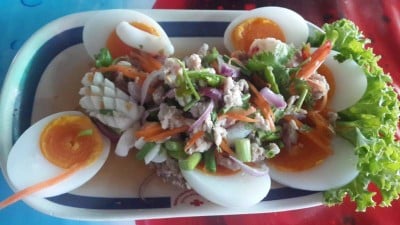 ยำหมอโอฬารค่ะ ไข่ต้มสวยๆ เลย