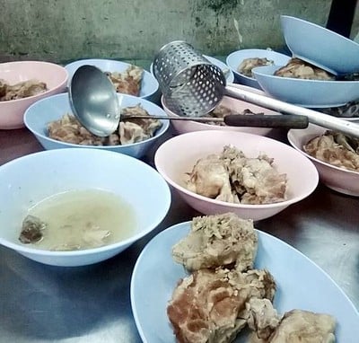 ป้าน้อยซุปกระดูก ก๋วยเตี๋ยวและอาหารตามสั่ง