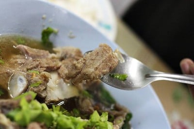 ป้าน้อยซุปกระดูก ก๋วยเตี๋ยวและอาหารตามสั่ง