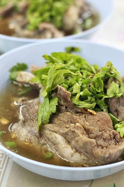 ป้าน้อยซุปกระดูก ก๋วยเตี๋ยวและอาหารตามสั่ง