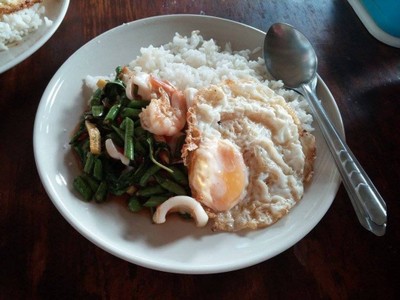 เมนูข้าวผัดกระเพราทะเล + ไข่ดาว