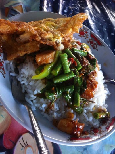 พริกแกง หมูกรอบ ไข่เจียว