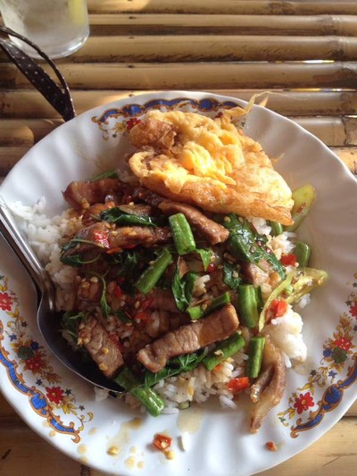 กระเพราคอหมูย่าง