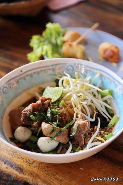ก๋วยเตี๋ยวเรือวัดใหญ่ไก่ฉีก ดาบโรจน์