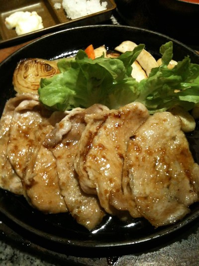สเต็กกะทะร้อนธรรมดา แต่ข้าวไม่อั้น