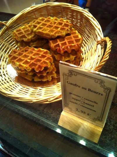 วาฟเฟิล ร้อนๆ ชิ้นละประมาณ 150 บาท 