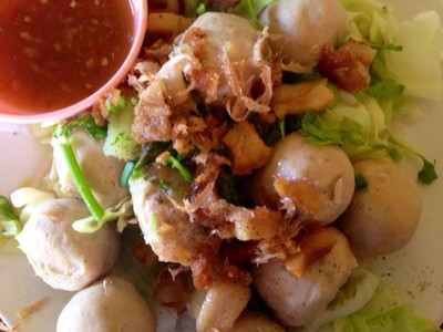 ลูกชิ้นหมูลวก เด็ดที่น้ำมันหมูที่ร้านทำเอง :)