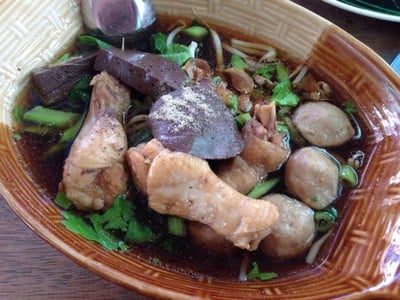 เกาเหลาไก่ลูกชิ้นเนื้อ