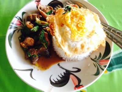 ผัดกระเพราหมูตุ๋นไข่ดาว